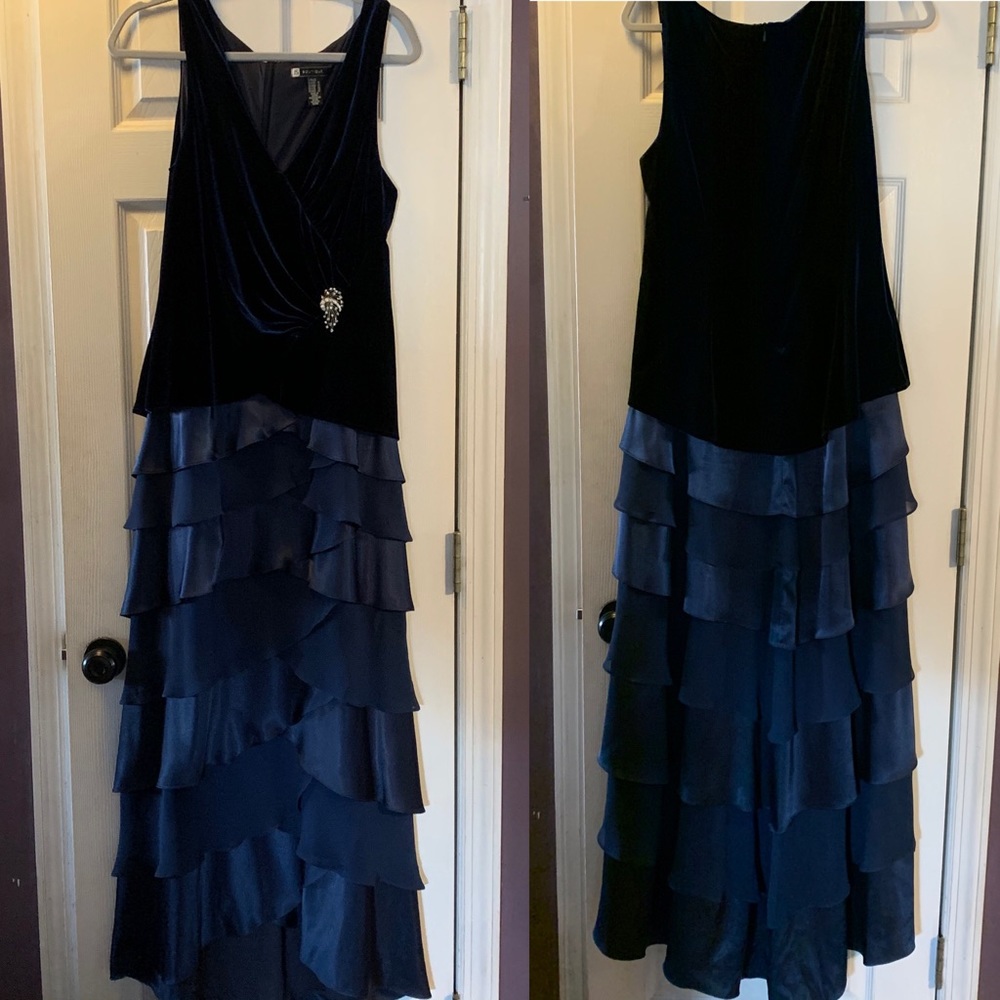JS Boutique Gown, Navy Blue size 12